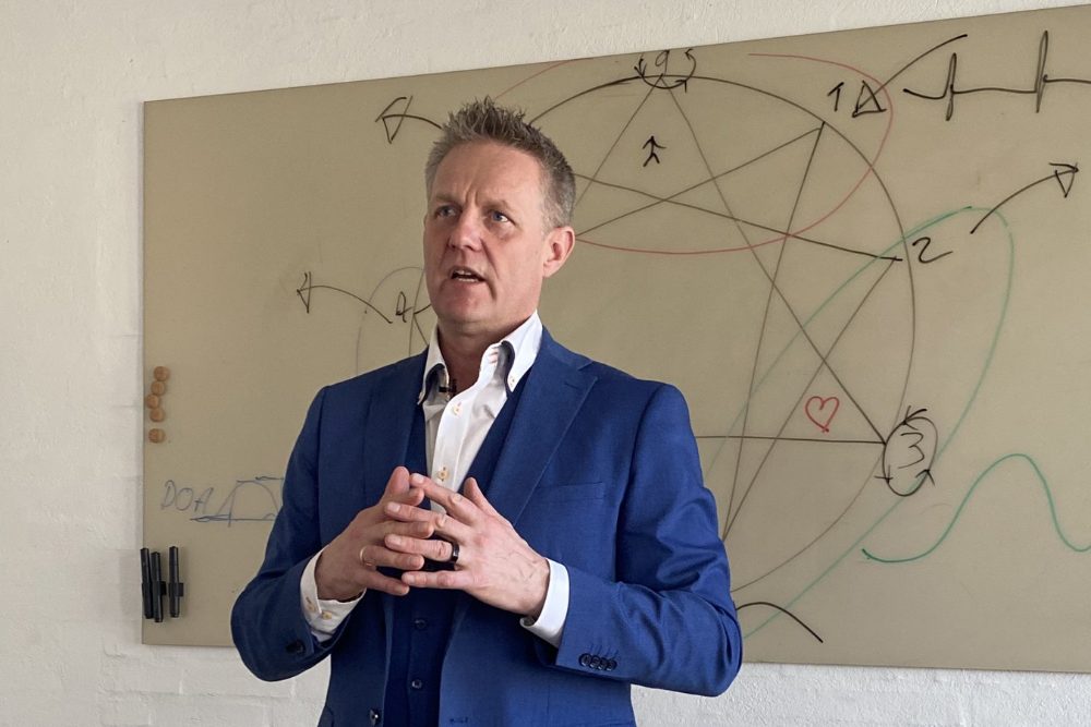 Balder Vendt-Striim underviser foran en tegning af Enneagrammet