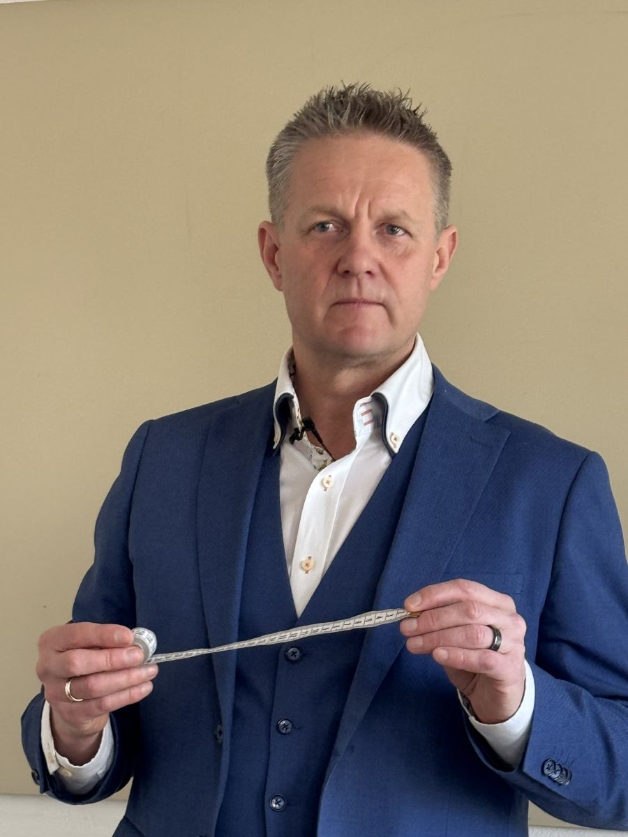 Balder Vendt-Striim teaching Enneagram type 1 holding a measuring tape