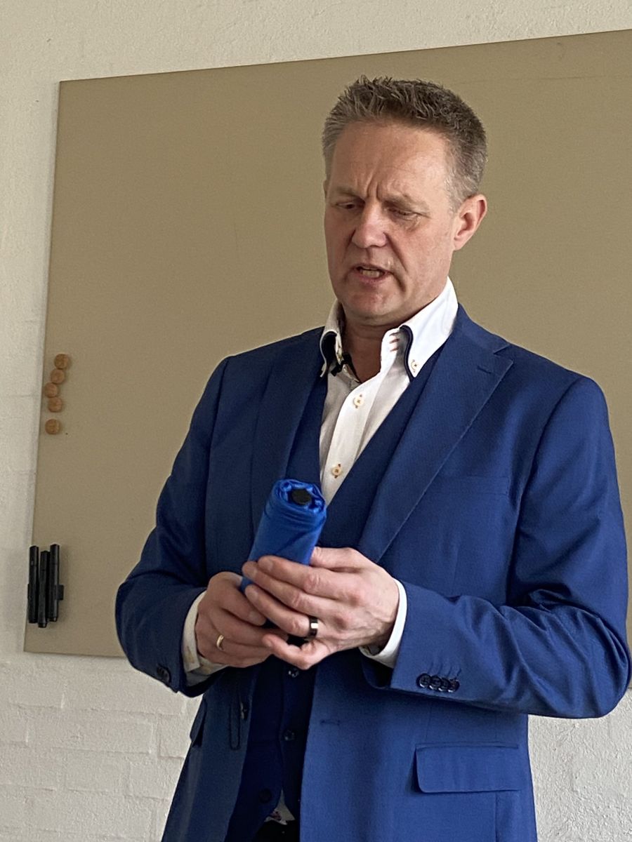 Balder Vendt-Striim teaching Enneagram type 6 holding an umbrella