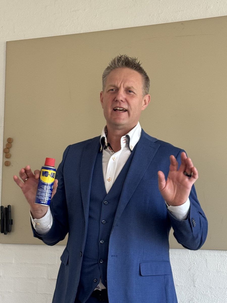 Balder Vendt-Striim undervisar i Enneagrammets typ 9 med en burk WD-40 i handen