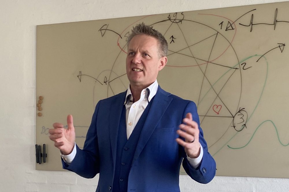 Balder Vendt-Striim underviser på en Enneagram-uddannelse